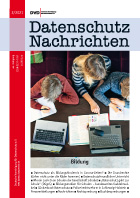 Titelbild der DANA-Ausgabe 2/2021 Schwerpunktthema Bildung, zu sehen sind 3 Kinder von oben mit diversen Schulmaterialien
