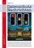 Titelbild der DANA-Ausgabe 1/2022, Schwerpunktthema "Ampelpolitik", zu sehen sind drei Ampeln (1. rot, 2. gelb, 3. grün) im Himmel über dem Reichstag in Berlin